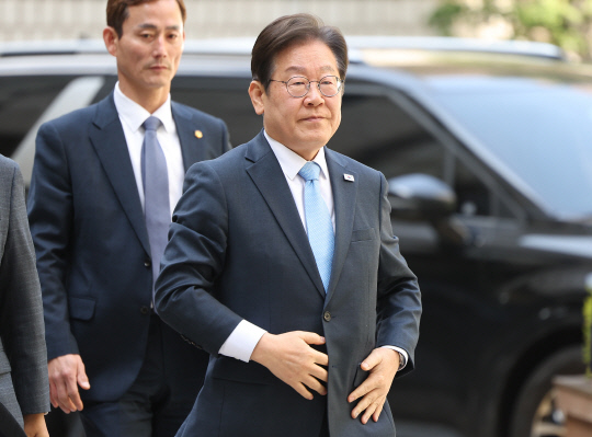 이재명 전 더불어민주당 대표. 사진은 지난 15일 서울 서초구 서울중앙지방법원에서 열린 '대장동 배임·성남FC 뇌물' 1심 공판에 출석하는 모습. 연합뉴스.